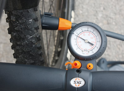 bicicleta-revisar-presion-ruedas